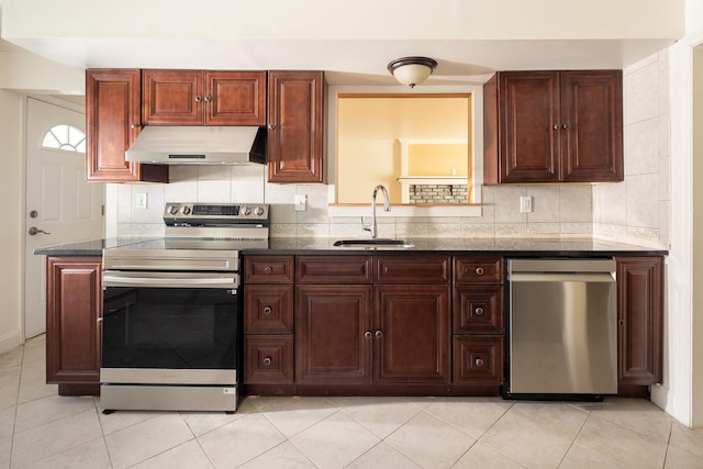 kitchen with decorative backsplash, stainless steel appliances, under cabinet range hood, a sink, and light tile patterned flooring