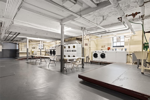 garage with washing machine and clothes dryer