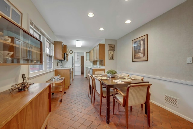 dining room featuring visible vents, washer / clothes dryer, and recessed lighting