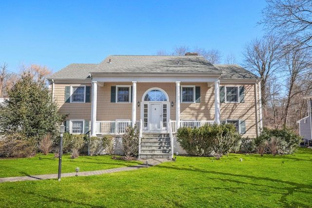 bi-level home featuring covered porch, a front lawn, and a shingled roof