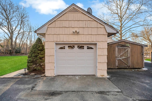 view of detached garage