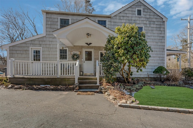 view of front of house featuring a front yard