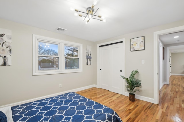 foyer featuring light wood-style floors, visible vents, and baseboards