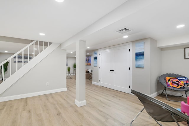 foyer featuring recessed lighting, wood finished floors, visible vents, baseboards, and stairway