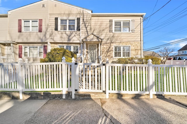 view of front of house with a fenced front yard