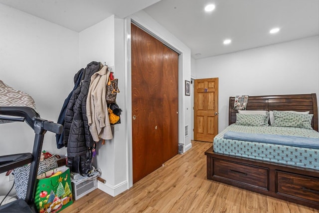 bedroom with recessed lighting, light wood-style flooring, and baseboards