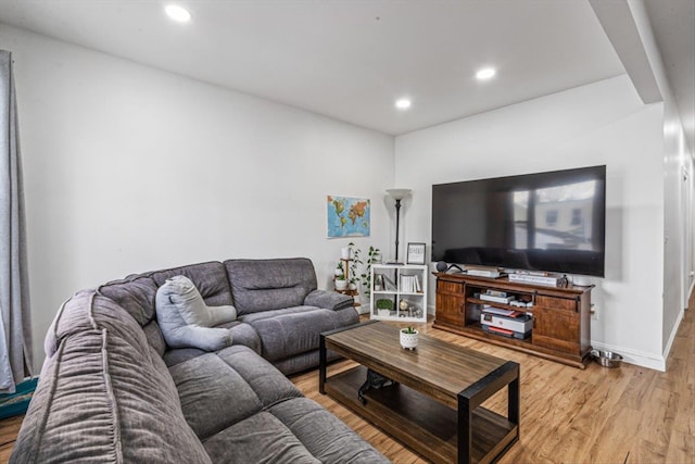 living area featuring light wood-style floors, baseboards, and recessed lighting