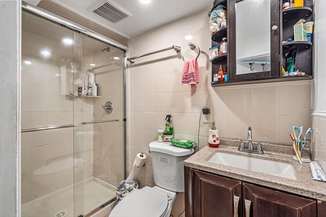 full bathroom featuring decorative backsplash, visible vents, a shower stall, and toilet