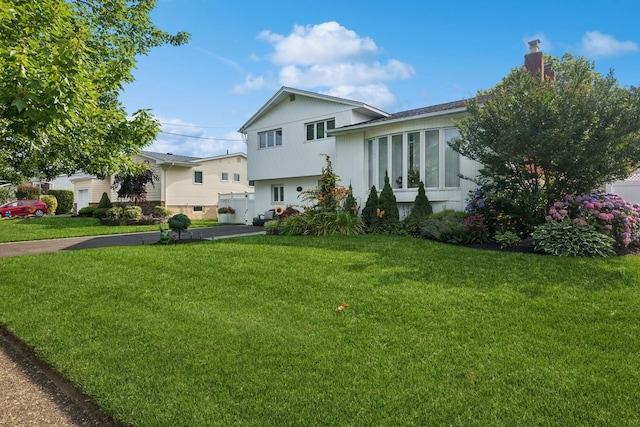 view of front of house featuring a front yard