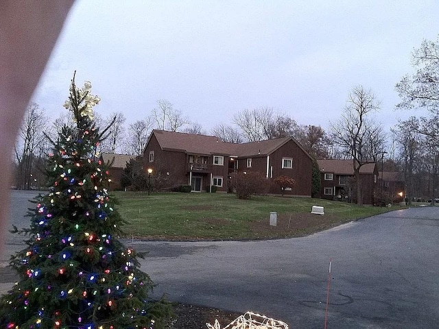 view of front of property featuring a front yard