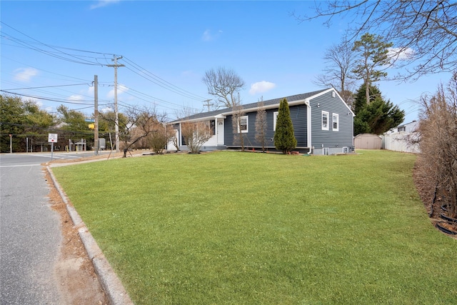 view of front facade featuring a front lawn and fence