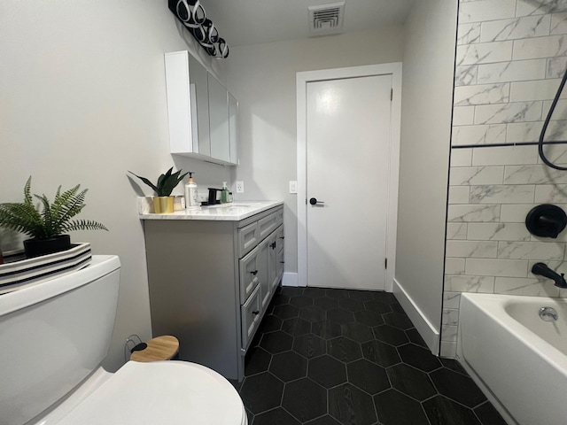 full bath featuring shower / bathtub combination, toilet, vanity, visible vents, and baseboards