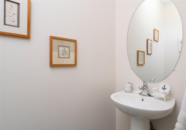 bathroom featuring a sink