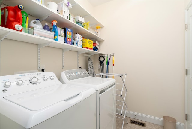 laundry room with laundry area, baseboards, visible vents, and independent washer and dryer