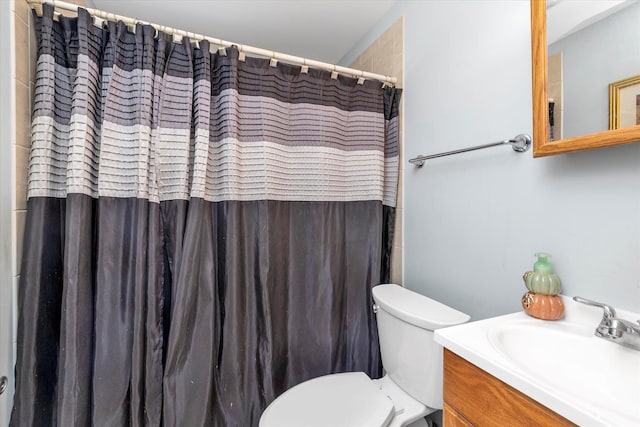 full bathroom with toilet, a shower with shower curtain, and vanity