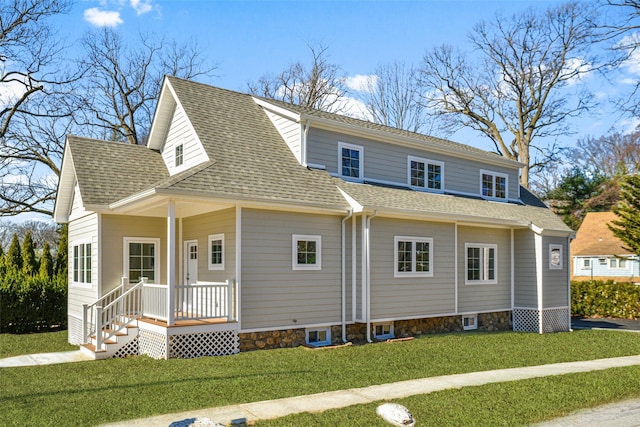 view of front of property featuring a front lawn and a shingled roof