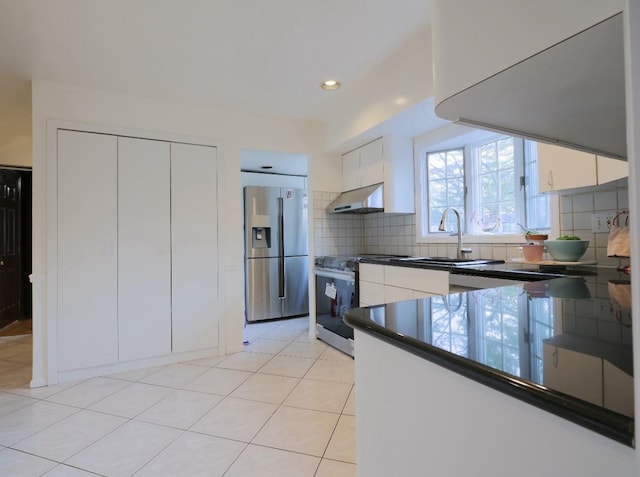 237 Berry Hill Rd, Syosset, NY 11791 - kitchen with a sink, stainless steel fridge with ice dispenser, under cabinet range hood, electric stove, and dark countertops