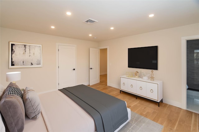 bedroom featuring light wood-style floors, recessed lighting, visible vents, and baseboards