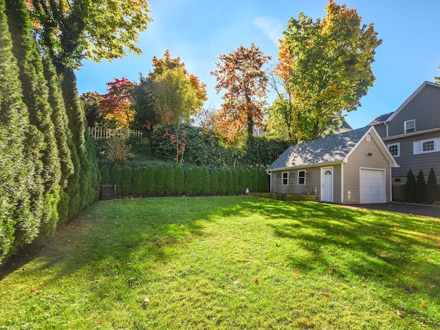 view of yard featuring an outdoor structure