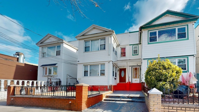 view of front of house featuring a fenced front yard