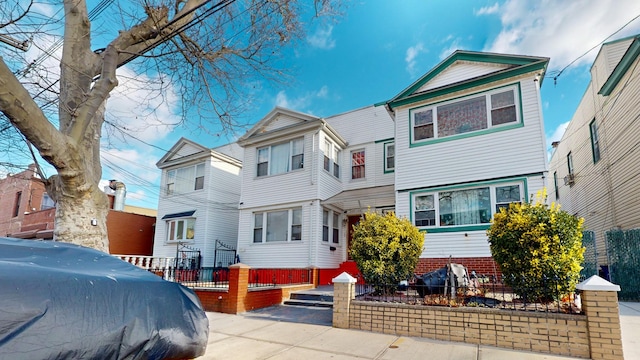 view of front of home with a fenced front yard