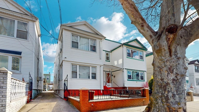 view of front facade with a fenced front yard