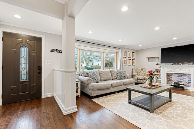 living area featuring recessed lighting, baseboards, crown molding, and hardwood / wood-style flooring