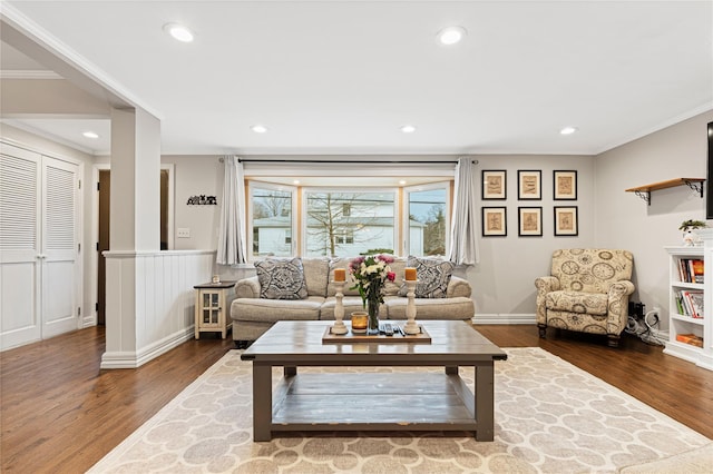 living area featuring recessed lighting, ornamental molding, baseboards, and wood finished floors