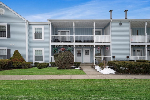 view of front facade with a front yard