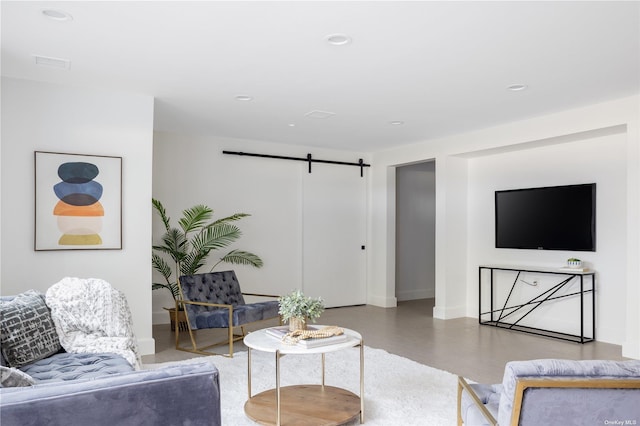 living room featuring baseboards, a barn door, and recessed lighting