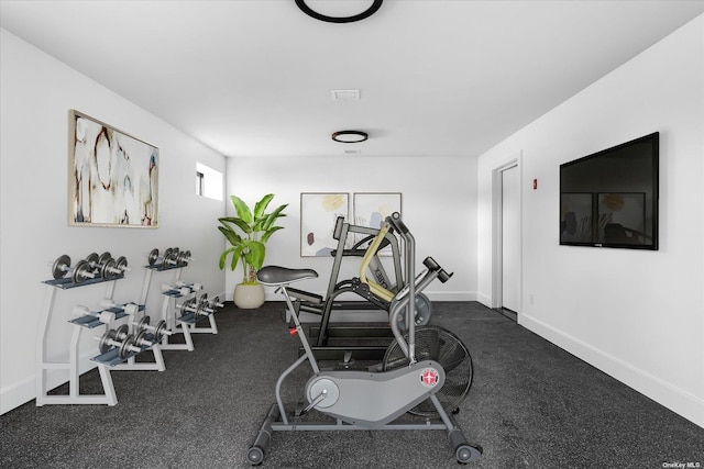 exercise room featuring baseboards