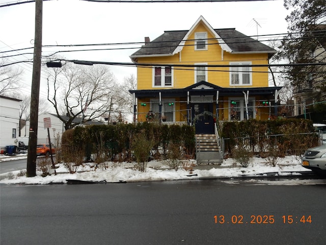 view of front of property featuring fence