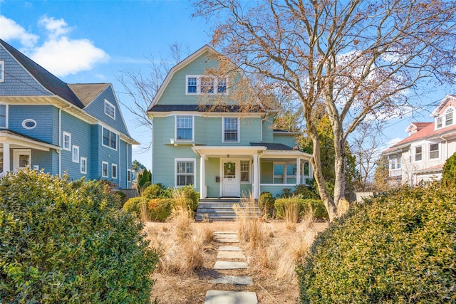 view of front of property featuring a gambrel roof