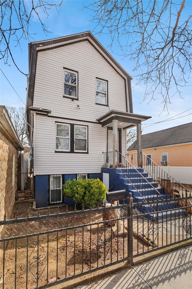 view of front of house featuring a fenced front yard