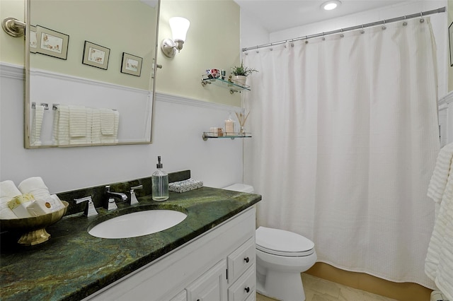 full bath featuring toilet, a shower with curtain, and vanity