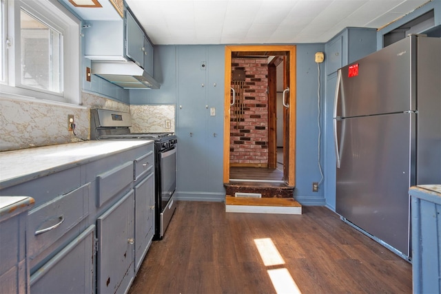 kitchen featuring dark wood-type flooring, gray cabinetry, tasteful backsplash, appliances with stainless steel finishes, and baseboards