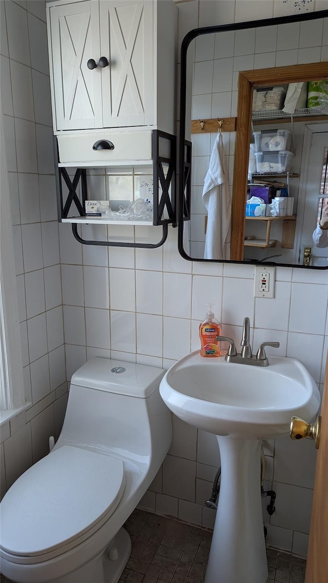 half bathroom featuring decorative backsplash, toilet, and tile walls