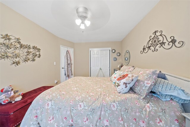 bedroom with a ceiling fan and a closet