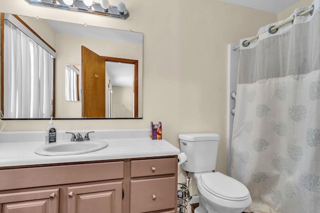 full bath with vanity, toilet, and a shower with curtain