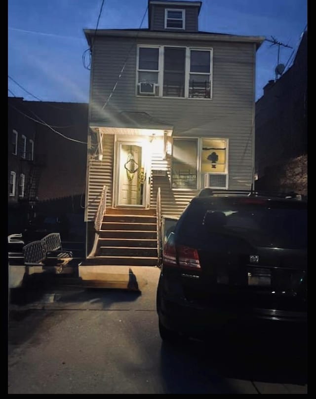 view of american foursquare style home