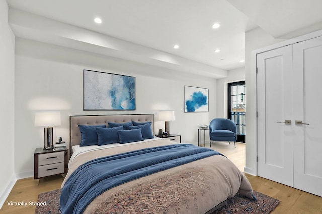 bedroom featuring light wood-style flooring, baseboards, a closet, and recessed lighting