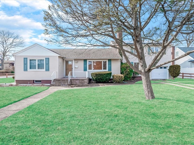 view of front of home featuring a front lawn and roof with shingles