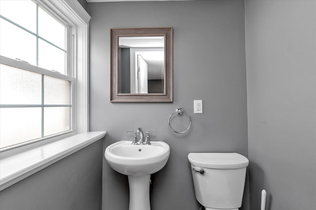 bathroom featuring a sink and toilet