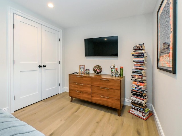 interior space featuring light wood-style floors, recessed lighting, and baseboards