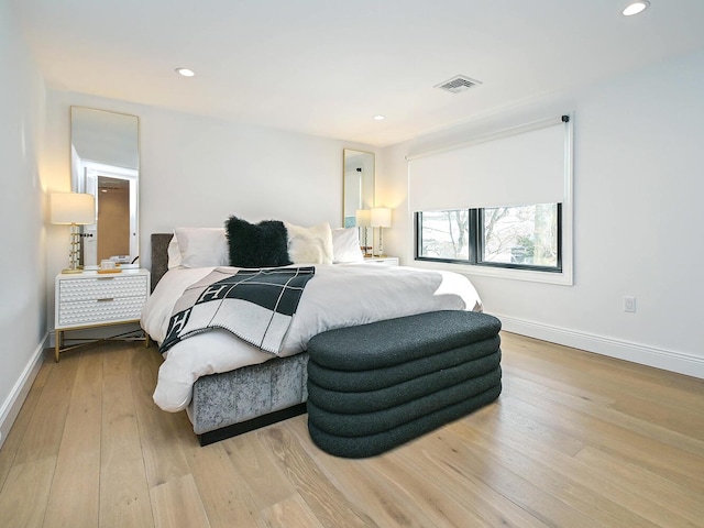 bedroom featuring light wood-type flooring, visible vents, baseboards, and recessed lighting