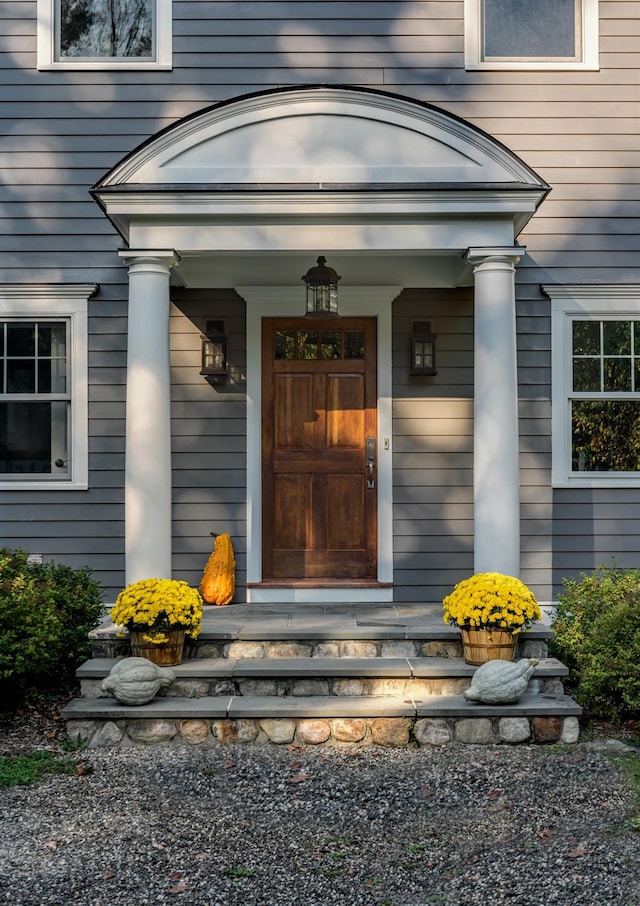 property entrance featuring a porch