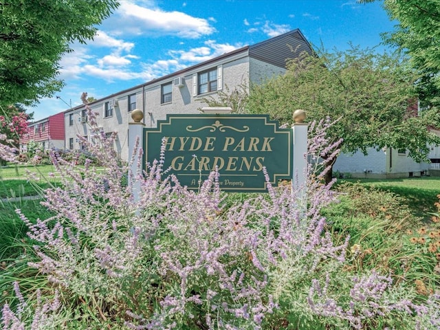 view of community / neighborhood sign