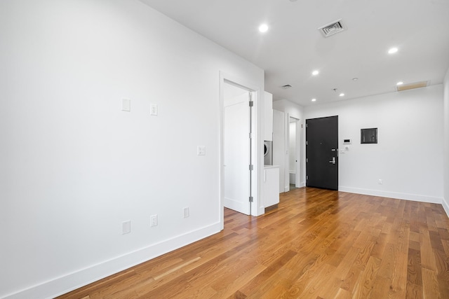 spare room featuring light wood finished floors, recessed lighting, visible vents, and baseboards