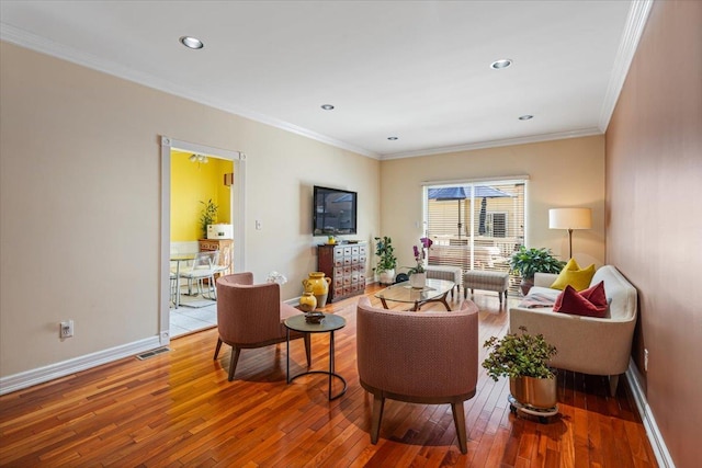 living area featuring recessed lighting, visible vents, baseboards, hardwood / wood-style floors, and crown molding