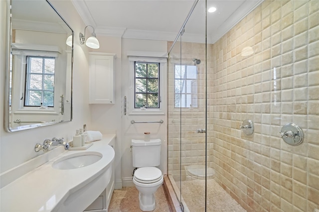 bathroom with a healthy amount of sunlight, crown molding, and tiled shower